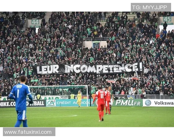 足球巨星告别赛场瞬间 回顾传奇球员退役背后的故事与荣耀